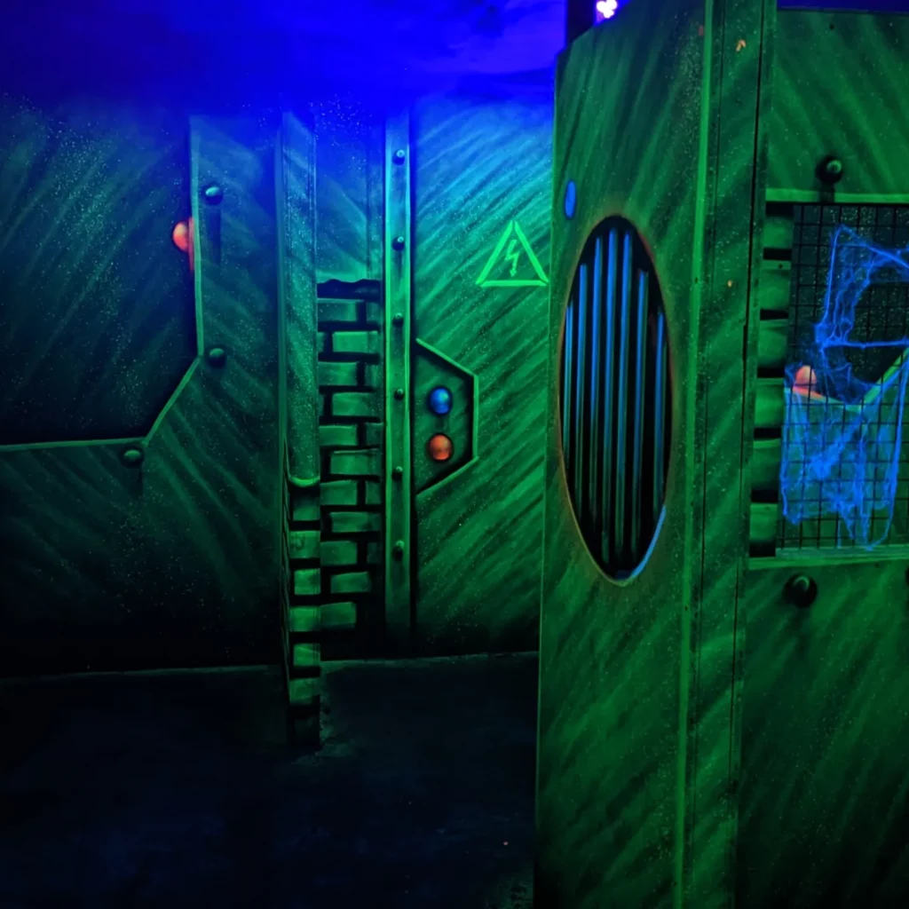Détails de décoration futuriste des murs du labyrinthe du Laser Game Dock 14 à Echirolles Grenoble