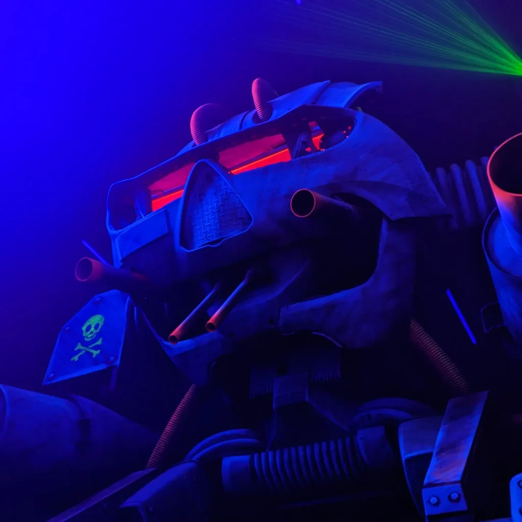 Robot futuriste décor d'ambiance du Laser Game Dock 14 à Echirolles Grenoble